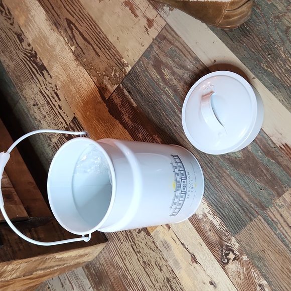 Beekman Dairy Milk Container - Picture 2 of 3
